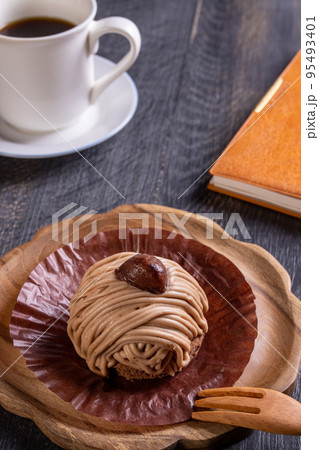 モンブランケーキとコーヒ-カップ モンブランケーキとコーヒ-カップ 95493401