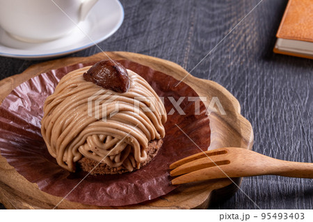モンブランケーキとコーヒ-カップ モンブランケーキとコーヒ-カップ 95493403