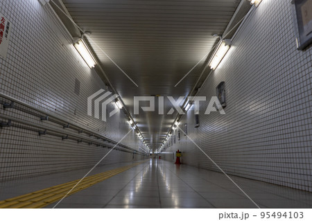 誰もいなくてちょっと暗くて怖い地下通路 95494103