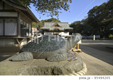 宝くじの高額当選で有名な酒列磯前(さかつらいそさき)神社の幸運の亀 宝くじの高額当選で有名な酒列磯前(さかつらいそさき)神社の幸運の亀 95494205