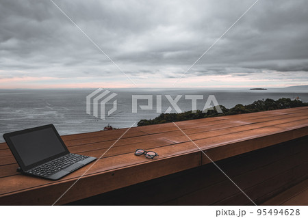 ワーケーション イメージ　海の見えるテラスで 95494628