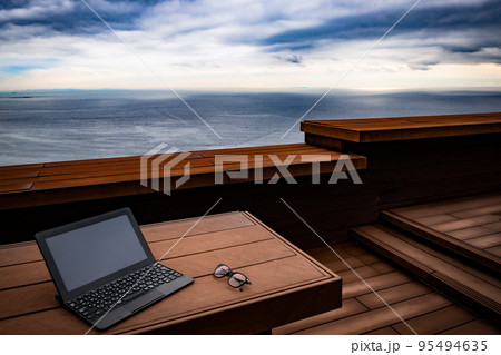 ワーケーション イメージ　海の見えるテラスで 95494635