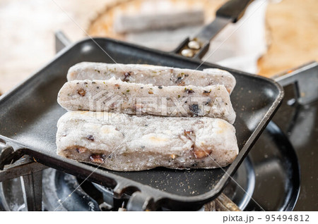 ホットサンドメーカーで焼けた豆餅 ホットサンドメーカーで焼けた豆餅 95494812