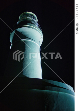 夜空に浮かび上がるライトアップされた白い灯台 夜空に浮かび上がるライトアップされた白い灯台 95495343