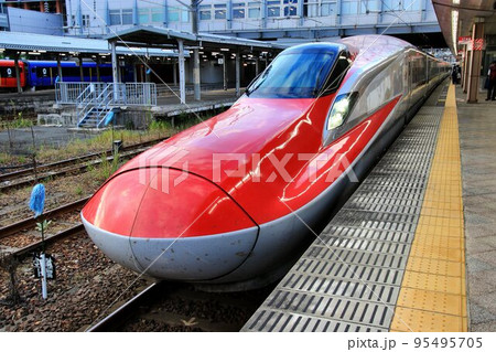 秋田駅に到着した秋田新幹線『こまち』 95495705