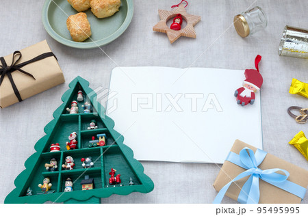 クリスマスツリーのオーナメント、クリスマスプレゼント、ノートの飾り付け クリスマスツリーのオーナメント、クリスマスプレゼント、ノートの飾り付け 95495995