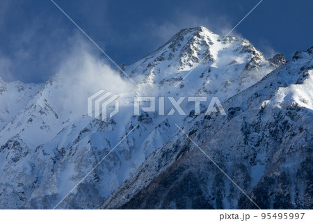 長野県　北アルプス　上高地　雪煙舞う前穂高岳 95495997