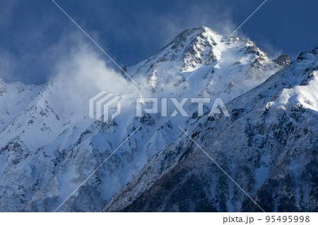 長野県　北アルプス　上高地　雪煙舞う前穂高岳 95495998