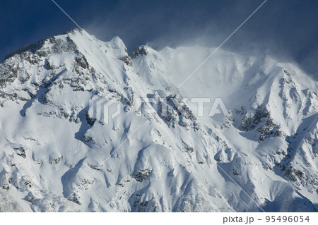 長野県　北アルプス　上高地　雪煙舞う奥穂高岳 95496054