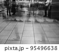 都会を歩く人々 95496638