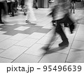 都会を歩く人々 95496639