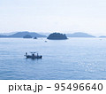 穏やかな海に浮かぶ船と島々 95496640