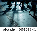 都会を歩く人々 95496641