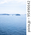 穏やかな海に浮かぶ島々 95496642
