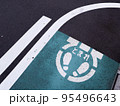止まれの標識と白線と道路 95496643