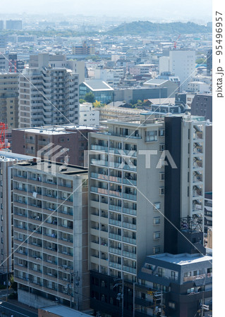 高層ビルから見た大阪堺の街並みの風景 95496957