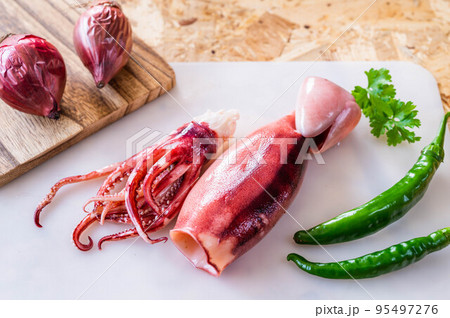 料理するボイルしたイカとタコ 95497276
