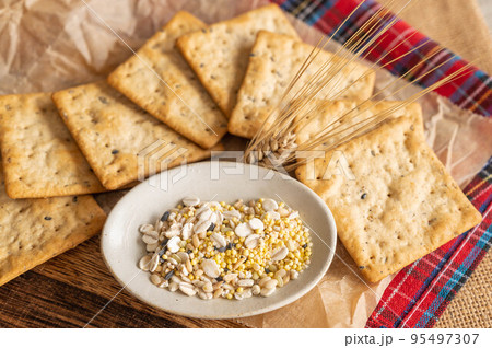 雑穀とクラッカー 95497307