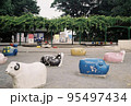 公園の遊具 95497434
