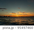 夕焼けと海とビル 95497460