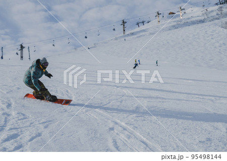 冬のスキー場 95498144