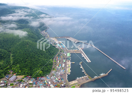 夏の羅臼漁港（北海道羅臼町） 95498525