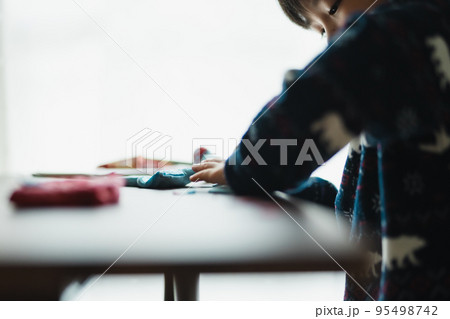 粘土で遊ぶ子供 95498742