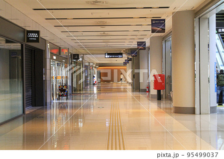 羽田空港第1ターミナル1F到着ロビーのマーケットプレイス 95499037