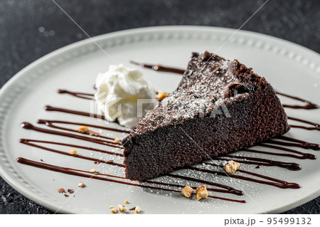ホイップクリームとチョコケーキ 95499132