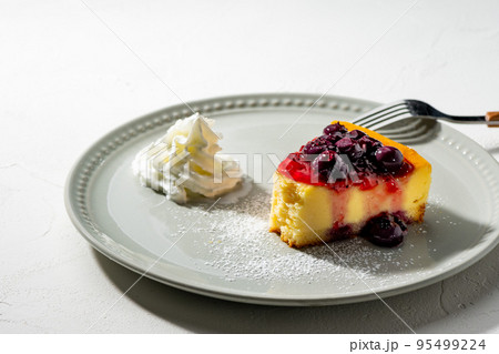 ブルーベリーソースのかかったベイクドチーズケーキ 95499224