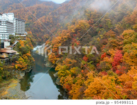 福島県会津地方 芦ノ牧温泉の紅葉の風景 福島県会津地方 芦ノ牧温泉の紅葉の風景 95499311