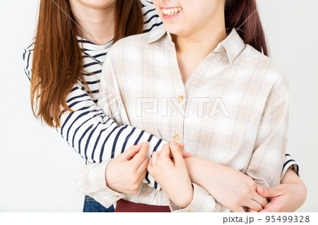 笑顔で抱き合う若い女性の大学生 95499328