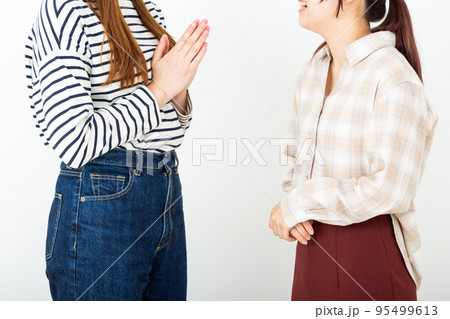 カジュアルな服装で会話をする若い女性の大学生 95499613