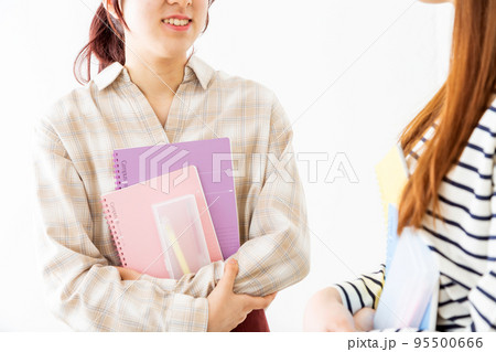 会話をする若い女性の大学生 95500666