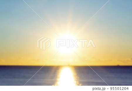 Blurred background. Sun shining in blue sky during sunset dawn. Sunrise dawning sundown. Sunny path, sunny walkway on surface of sea waves. Sunlight Sunbeams Sea landscape Natural blurry bokeh texture 95501204