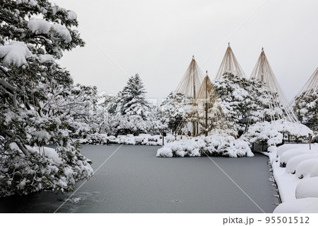 【石川県】兼六園の雪吊り 95501512