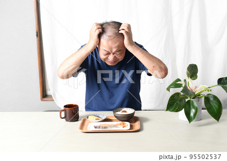 食事の前で困る高齢者のシニア男性 食事の前で困る高齢者のシニア男性 95502537