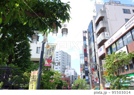 京王線千歳烏山駅付近の商店街 95503014