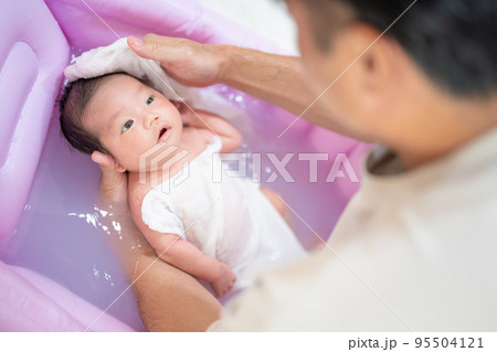沐浴で頭を洗われる赤ちゃん(新生児・パパ・父・子供・子ども・0歳・育児・子育て・お風呂・入浴) 沐浴で頭を洗われる赤ちゃん(新生児・パパ・父・子供・子ども・0歳・育児・子育て・お風呂・入浴) 95504121