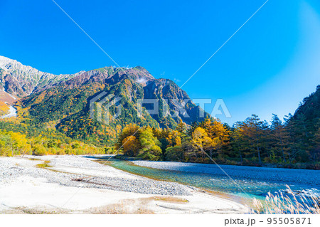 【秋素材】錦秋の上高地・梓川の清流【長野県】 【秋素材】錦秋の上高地・梓川の清流【長野県】 95505871