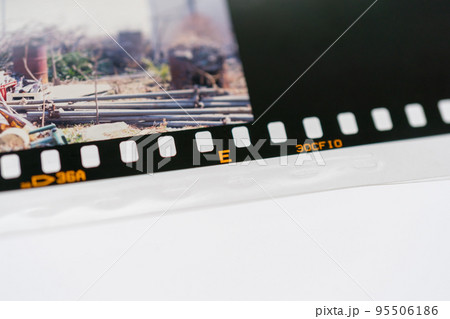 現像済みリバーサルフィルムに書かれているE 現像済みリバーサルフィルムに書かれているE 95506186