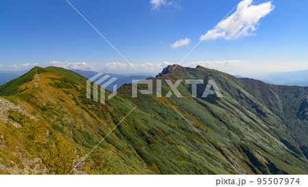秋の谷川連峰・一ノ倉岳~谷川岳の稜線と紅葉 秋の谷川連峰・一ノ倉岳~谷川岳の稜線と紅葉 95507974