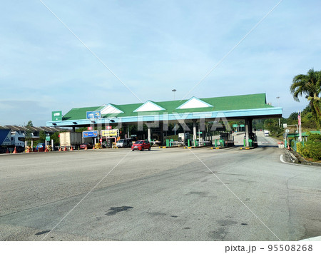 KUALA LUMPUR, MALAYSIA -JUNE 4, 2022: The route enters the toll road. The incoming vehicles are separated according to the category and type of payment to be made. KUALA LUMPUR, MALAYSIA -JUNE 4, 2022: The route enters the toll road. The incoming vehicles are separated according to the category and type of payment to be made. 95508268