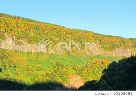 錦秋の秋山郷 朝日の当たる石落し 錦秋の秋山郷 朝日の当たる石落し 95508688