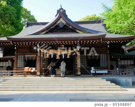 熊本市水前寺公園　出水神社を参拝する女性 95508897