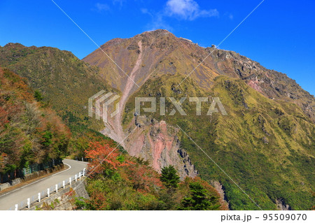 【長崎県】晴天の仁田峠第二展望所から見た平成新山（雲仙岳） 95509070