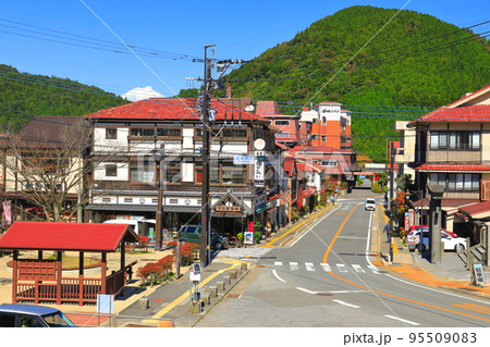 【長崎県】晴天の紅葉の雲仙温泉街 95509083