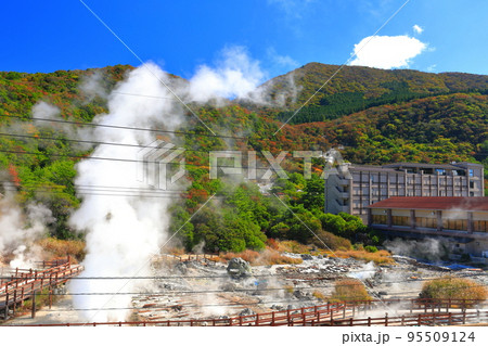 【長崎県】晴天の紅葉の雲仙地獄（清七地獄） 95509124