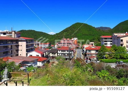 【長崎県】晴天の紅葉の雲仙温泉街 95509127