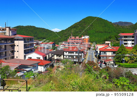 【長崎県】晴天の紅葉の雲仙温泉街 95509128